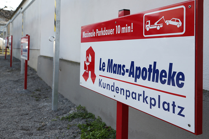 Kostenlose Parkplätze für Kunden finden Sie rechts von der Le Mans-Apotheke in Paderborn.